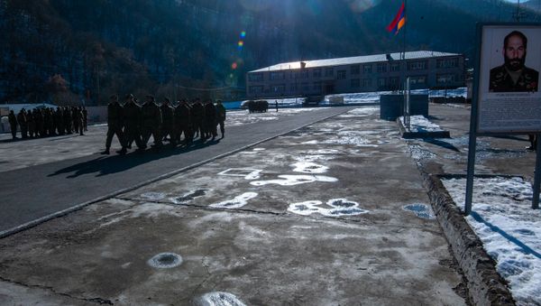 Солдаты одной из воинских частей на ежедневной тренировке по строевому шагу - Sputnik Արմենիա