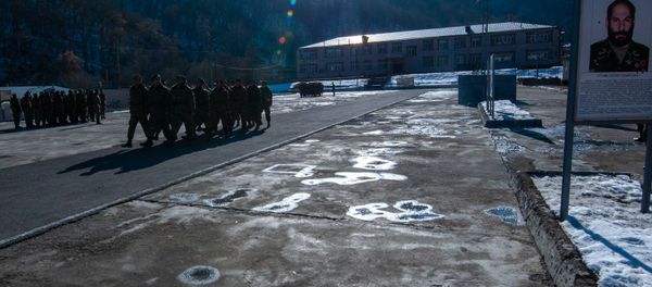 Солдаты одной из воинских частей на ежедневной тренировке по строевому шагу - Sputnik Արմենիա