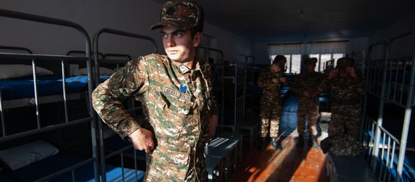 Солдаты одной из воинских частей в казарме - Sputnik Արմենիա