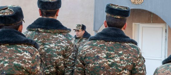 Заместитель командира одной из воинских частей поздравляет солдата с демобилизацией - Sputnik Армения
