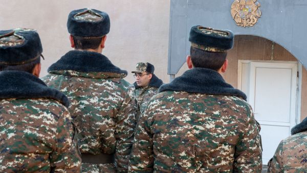 Заместитель командира одной из воинских частей поздравляет солдата с демобилизацией - Sputnik Армения