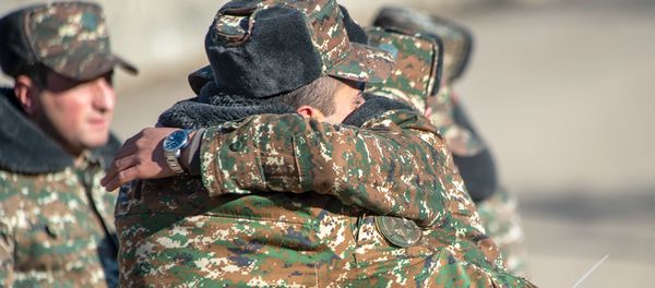 Солдаты одной из воинских частей поздравляют демобилизованных сослуживцев - Sputnik Արմենիա