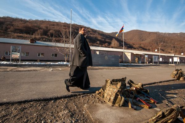 Священник воинской части прогуливается по плацу Священник воинской части прогуливается по плацу - Sputnik Армения