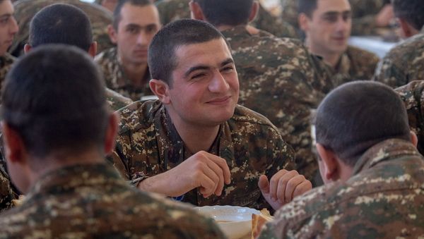 Солдаты в военной столовой - Sputnik Արմենիա