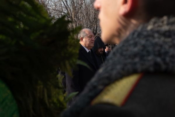 Президент Армении Армен Саркисян в военном пантеоне Ераблур по случаю Дня армии (28.01.2020). Еревaн - Sputnik Армения