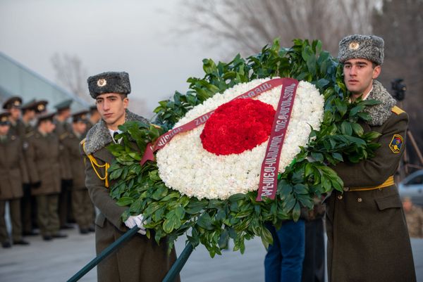 Возложение венков в военном пантеоне Ераблур по случаю Дня армии (28.01.2020). Еревaн - Sputnik Армения