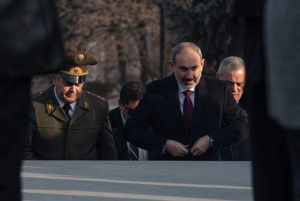 Премьер-министр Никол Пашинян и начальник генсштаба ВС Артак Давтян в военном пантеоне Ераблур по случаю Дня армии (28.01.2020). Еревaн - Sputnik Армения
