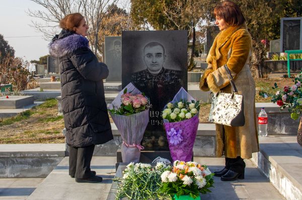 Ты мать героя, это твой день: почему армяне празднуют День армии возле могил Ераблура Ты мать героя, это твой день: почему армяне празднуют День армии возле могил Ераблура - Sputnik Армения