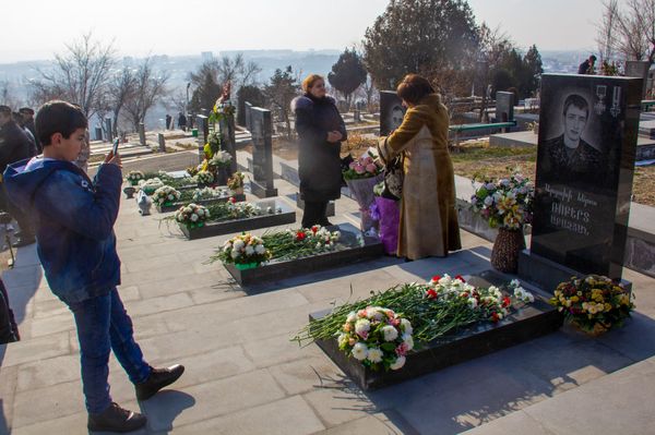 Ты мать героя, это твой день: почему армяне празднуют День армии возле могил Ераблура Ты мать героя, это твой день: почему армяне празднуют День армии возле могил Ераблура - Sputnik Армения