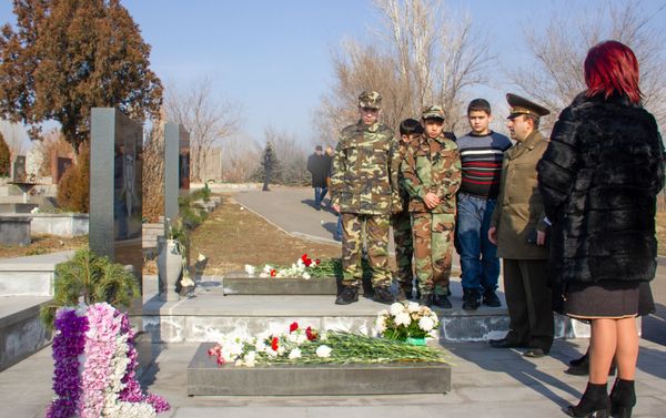 Семиклассники 133-й школы в военном пантеоне Ераблур в День армянской армии (28 января 2020). Еревaн Семиклассники 133-й школы в военном пантеоне Ераблур в День армянской армии (28 января 2020). Еревaн - Sputnik Армения