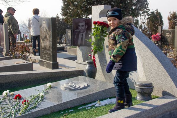 Ты мать героя, это твой день: почему армяне празднуют День армии возле могил Ераблура Ты мать героя, это твой день: почему армяне празднуют День армии возле могил Ераблура - Sputnik Армения