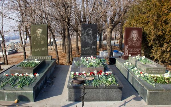 Военный пантеон Ераблур в День армянской армии (28 января 2020). Еревaн Военный пантеон Ераблур в День армянской армии (28 января 2020). Еревaн - Sputnik Армения