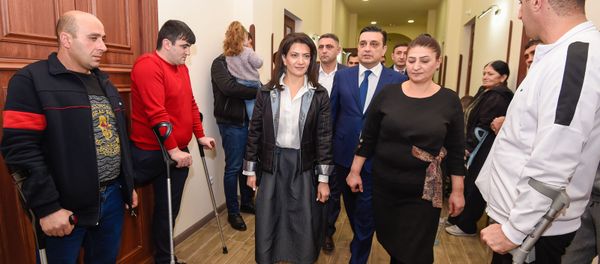 Анна Акобян и ректор ЕГМУ Армен Мурадян во время ее посещения реабилитационного центра защитника Отечества (28 января 2020). Еревaн Анна Акобян и ректор ЕГМУ Армен Мурадян во время ее посещения реабилитационного центра защитника Отечества (28 января 2020). Еревaн - Sputnik Армения