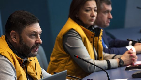 Глава Sputnik Эстония Елена Черышева, исполнительный директор МИА Россия сегодня Кирилл Вышинский и председатель комитета Государственной Думы РФ по международным делам Леонид Слуцкий во время пресс-конференции в Страсбурге - Sputnik Армения