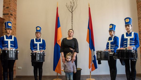 Мать Арменака Урфаняна, Амест Нерсисян, во время посещения Анной Акобян реабилитационного центра защитника Отечества (28 января 2020). Еревaн Мать Арменака Урфаняна, Амест Нерсисян, во время посещения Анной Акобян реабилитационного центра защитника Отечества (28 января 2020). Еревaн - Sputnik Армения