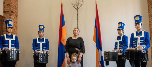 Мать Арменака Урфаняна, Амест Нерсисян, во время посещения Анной Акобян реабилитационного центра защитника Отечества (28 января 2020). Еревaн - Sputnik Армения