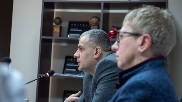 Директор Фонда Открытого Общества Армении Лариса Минасян и ее заместитель Давид Амирян на пресс конференции (29 января 2020). Еревaн - Sputnik Արմենիա