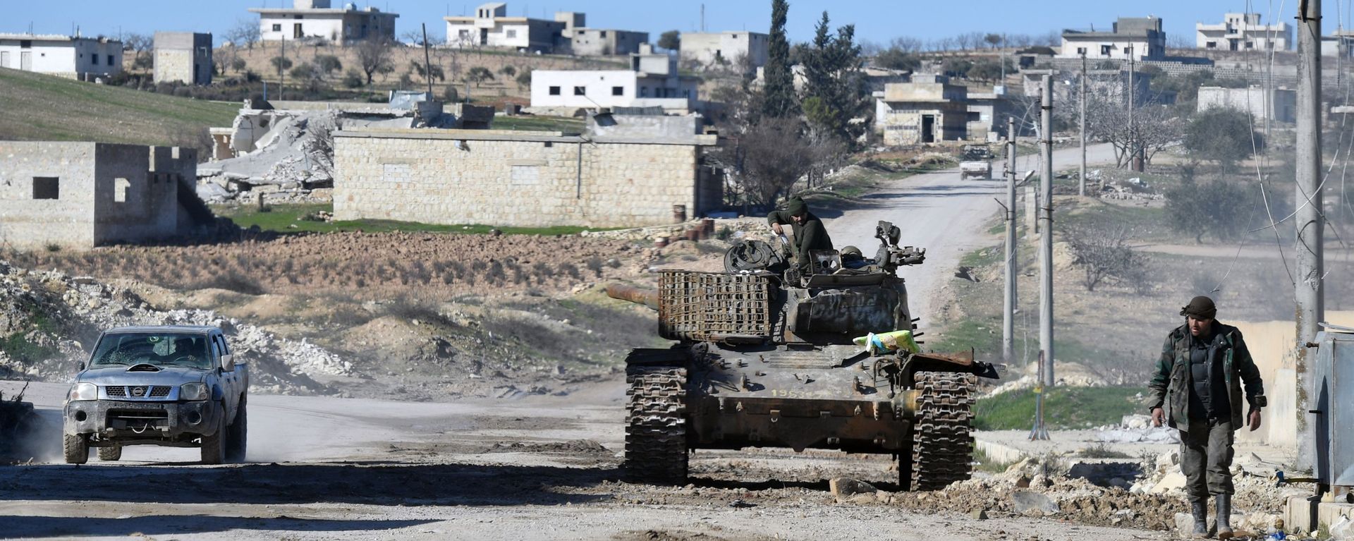 Военнослужащие сирийской армии в освобожденном от боевиков населенном пункте в Идлибе - Sputnik Армения, 1920, 04.12.2021