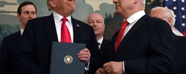 Президент США Дональд Трамп улыбается премьер-министру Израиля Биньямину Нетаньяху после подписания официального заявления о формальном признании суверенитета Израиля над Голанскими высотами (25 марта 2019). Вашингтон - Sputnik Армения