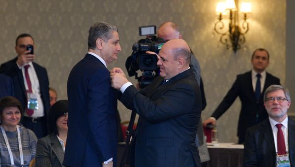  Председатель правительства РФ Михаил Мишустин вручает председателю коллегии Евразийской экономической комиссии Тиграну Саркисяну медаль Столыпина П.А. I степени - Sputnik Армения
