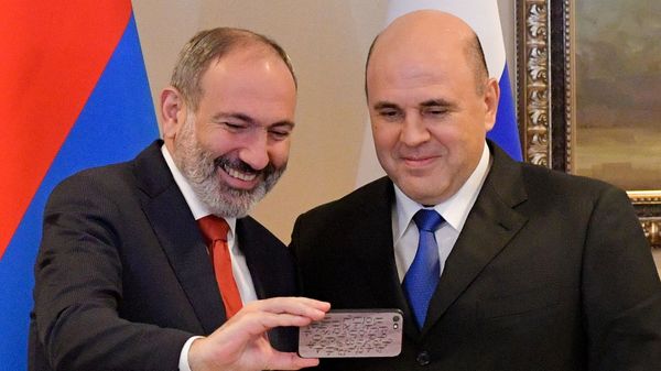 Председатель правительства РФ Михаил Мишустин и премьер-министр Армении Никол Пашинян (слева) во время встречи. Председатель правительства РФ Михаил Мишустин и премьер-министр Армении Никол Пашинян (слева) во время встречи. - Sputnik Արմենիա
