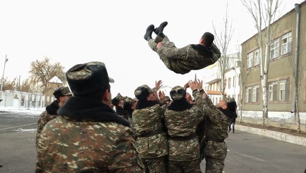 Солдаты одной из воинских частей Еревана поздравляют с демобилизацией сослуживца - Sputnik Армения