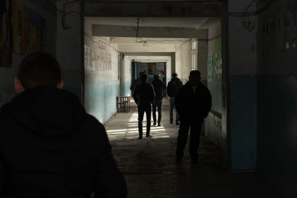 Щели в стенах и холодные коридоры: как согреваются ученики в сельских школах Армении - Sputnik Армения