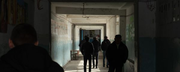 Ученики старших классов во время перемены в коридоре школы имени Азата Симоняна села Камарис, Котайк - Sputnik Արմենիա