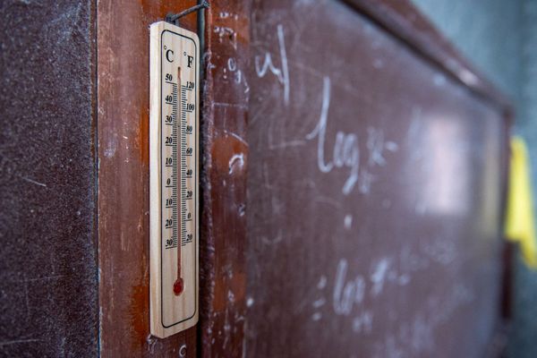 Щели в стенах и холодные коридоры: как согреваются ученики в сельских школах Армении - Sputnik Армения