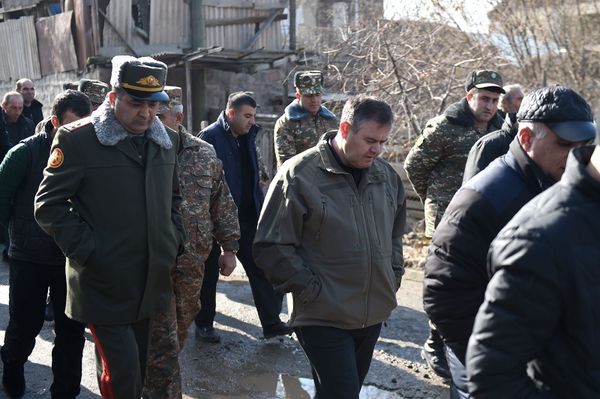 Умершего солдата хоронят в селе под Эчмиадзином: на церемонию приехал Артак Давтян - Sputnik Армения