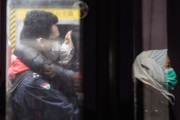Пара в масках в поезде метро во время Лунного Нового года (27 января 2020). Гонконг Пара в масках в поезде метро во время Лунного Нового года (27 января 2020). Гонконг - Sputnik Армения