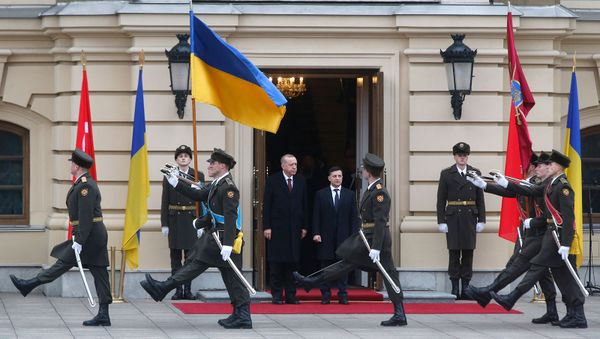 Президент Украины Владимир Зеленский (справа) и президент Турции Реджеп Тайип Эрдоган во время церемонии приветствия (3 февраля 2020). Киев - Sputnik Армения