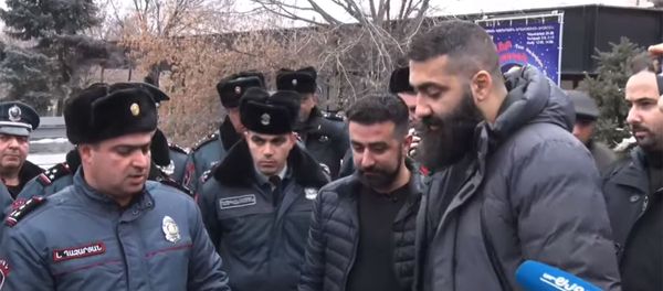 «Ադեկվադ» միաբանության անդամները նավթի տակառներ են տարել Բաղրամյան 26 - Sputnik Армения
