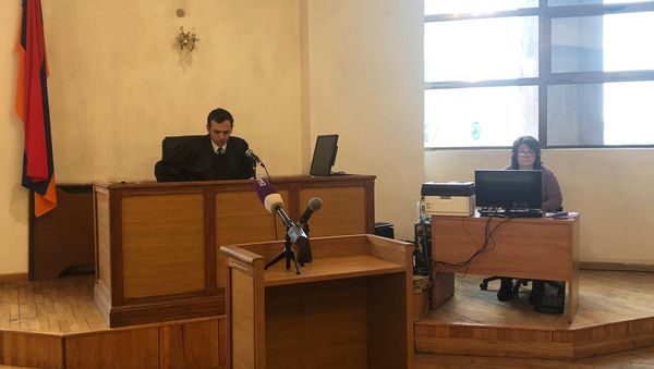 Судья Джон Айрапетян на судебном заседании по делу об убийстве малолетней дочери в Гюмри (5 февраля 2020).  - Sputnik Արմենիա