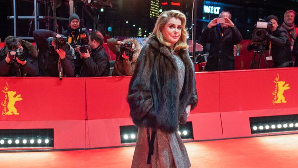 Актриса Катрин Денёв перед премьерой фильма Прощай, ночь в рамках 69-го Берлинского кинофестиваля Берлинале - 2019 (12 февраля 2019). Берлин Актриса Катрин Денёв перед премьерой фильма Прощай, ночь в рамках 69-го Берлинского кинофестиваля Берлинале - 2019 (12 февраля 2019). Берлин - Sputnik Армения