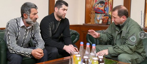 Министр обороны Давид Тоноян встретился с родными умершего солдата Ваграма Авакяна (6 февраля 2020). Еревaн - Sputnik Արմենիա