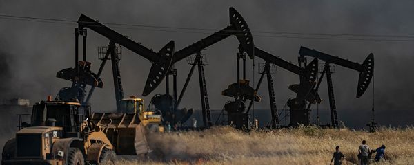 Люди сражаются с огнем рядом с нефтяной скважиной на сельскохозяйственном поле в городе Аль-Кахтания недалеко от сирийско-турецкой границы (10 июня 2019). Сирия Люди сражаются с огнем рядом с нефтяной скважиной на сельскохозяйственном поле в городе Аль-Кахтания недалеко от сирийско-турецкой границы (10 июня 2019). Сирия - Sputnik Армения