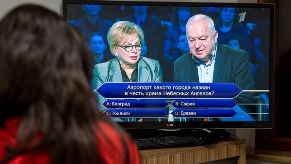 Девушка смотрит программу Кто хочет стать миллионером - Sputnik Արմենիա