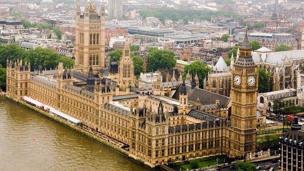Здание британского Парламента (Вестминстерский дворец) на реке Темза - Sputnik Армения