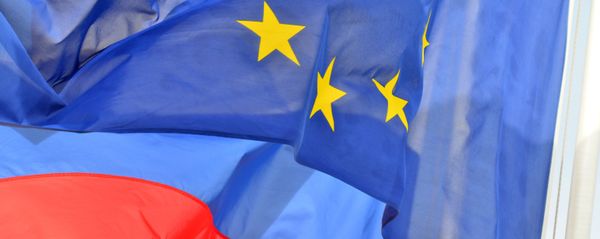 Флаги России, ЕС, Франции и герб Ниццы на набережной Ниццы - Sputnik Армения