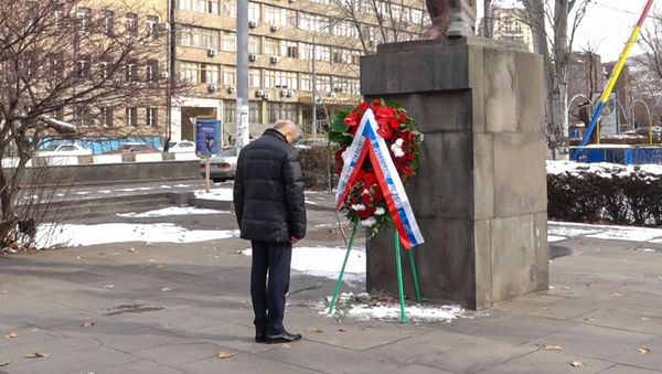 Посол России в Армении Сергей Копыркин возлагает венок к памятнику Грибоедова (10 февраля 2020). Еревaн - Sputnik Արմենիա