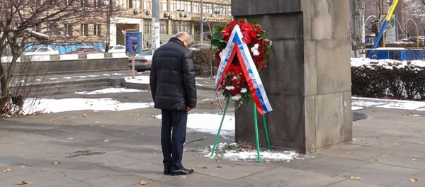 Посол России в Армении Сергей Копыркин возлагает венок к памятнику Грибоедова (10 февраля 2020). Еревaн - Sputnik Армения