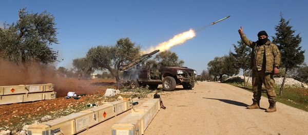 Боевики повстанцев выпустили ракету по позициям сирийского правительства в провинции Идлиб (9 февраля 2020). Боевики повстанцев выпустили ракету по позициям сирийского правительства в провинции Идлиб (9 февраля 2020). - Sputnik Армения