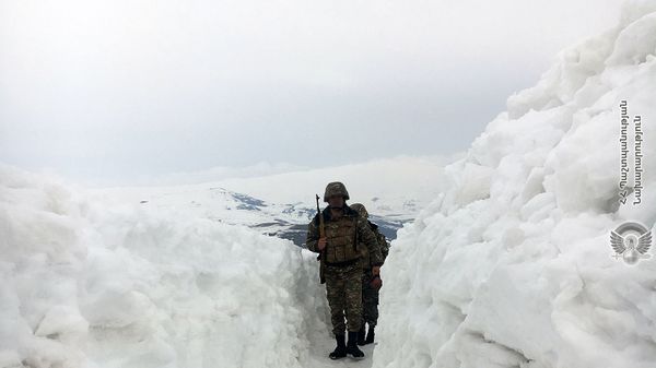 Армянские военнослужащие на боевой позиции - Sputnik Армения