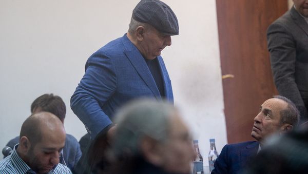 Бывший начальник генштаба ВС РА Юрий Хачатуров и Роберт Кочарян (л-п) на судебном заседании по делу 1-го марта (11 февраля 2020). Еревaн - Sputnik Армения