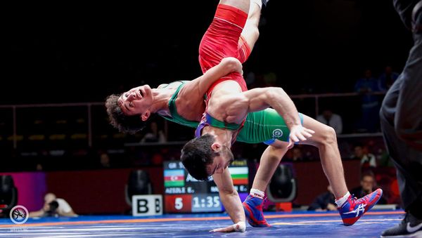 Эдмонд Назарян в борьбе с Эльданизом Азизли на Чемпионате Европы по греко-римской борьбе (10 февраля 2020). Рим - Sputnik Армения