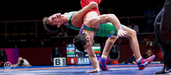 Эдмонд Назарян в борьбе с Эльданизом Азизли на Чемпионате Европы по греко-римской борьбе (10 февраля 2020). Рим - Sputnik Армения