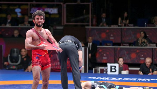 Геворг Гарибян празднует победу в финальном поединке над борцом Керемом Кемалем на Чемпионате Европы по греко-римской борьбе (12 февраля 2020). Рим - Sputnik Армения