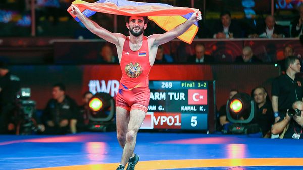 Геворг Гарибян празднует победу в финальном поединке над борцом Керемом Кемалем на Чемпионате Европы по греко-римской борьбе (12 февраля 2020). Рим - Sputnik Армения