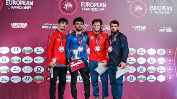 Медалисты Чемпионата Европы по греко-римской борьбе Геворг Гарибян на пьедистале почета (12 февраля 2020). Рим - Sputnik Армения